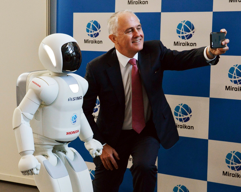 Illustration for article titled Donald Trump Has Never Publicly Shaken Hands With a Robot